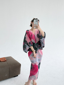 <span class=keywords><strong>Abito</strong></span> <span class=keywords><strong>Lungo</strong></span> Plissettato Miyake da Donna <span class=keywords><strong>con</strong></span> <span class=keywords><strong>Maniche</strong></span> <span class=keywords><strong>a</strong></span> <span class=keywords><strong>Pipistrello</strong></span> e Colore Sfumato, Vestito Casual Modesto Stampato per Donne - Product Image 6