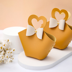 Sacs cadeaux en cuir Love Handle pour bonbons et souvenirs - Product Image 2