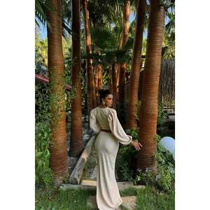 ชุดเซ็ตสองชิ้นสำหรับผู้หญิง สีเบจ ไซส์ XS กระโปรงผ่าข้าง พร้อมเสื้อเข้าชุด  สั่งซื้อขั้นต่ำ 2 ชิ้น - Product Image 3