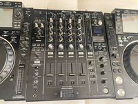 Ensemble d'équipement DJ professionnel pour club et bar, comprenant un lecteur multimédia Pioneer DJ CDJ-2000NXS2 et un mixeur professionnel DJM-900NXS2