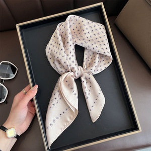 All'ingrosso da <span class=keywords><strong>donna</strong></span> a pois rosso stampato in seta imitazione piccole sciarpe quadrate 70*70cm foulard per capelli da <span class=keywords><strong>donna</strong></span> - Product Image 1