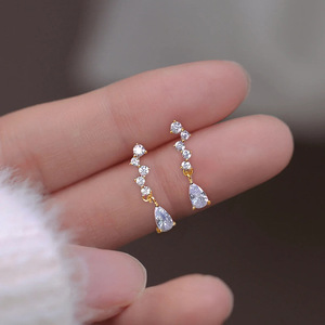 Orecchini Pendenti Minimalisti in Oro per Donne, Gioielli Eleganti alla Moda, Accessorio Chic per Uso Quotidiano - Product Image 2
