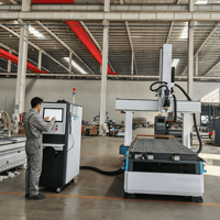 Routeur CNC professionnel 4 axes 1325 pour la fabrication d'armoires avec moteur servo haute vitesse et aspiration