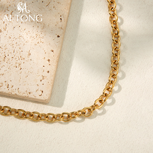 Collana alla Moda con Ciondolo Orsetto Stampato, Placcata in Oro 18K, Acciaio Inossidabile con Smalto, Regalo Ideale per Migliori Amici - Product Image 3