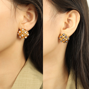 Pendientes de Perlas Vintage Retro Franceses, Diseño Geométrico de Red, Tono Dorado, Perlas Blancas y Negras, Joyería para Fiesta - Product Image 4