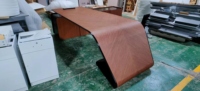 Bureau de direction moderne en bois en forme de L de luxe avec prise USB pour espace de travail de manager et salon professionnel
