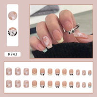 R743 Faux ongles à presser en gros avec embouts et colle pour des idées de design d'ongles professionnelles et élégantes