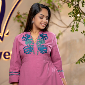 Vestido Maxi de Lujo con Bordado en V de Alta Gama, Color Rosa, Casual para Mujer - Product Image 1