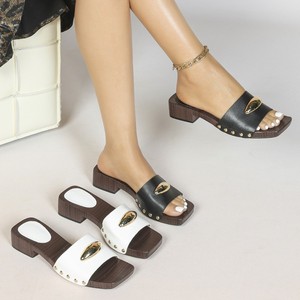Mules d'été à bout ouvert en cuir PU avec rivets et strass, talon en bois antidérapant, sandales pour femmes pour l'extérieur - Product Image 1