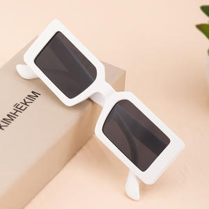 Lunettes de soleil carrées rouges pour femmes, protection UV400, matériau PC, lunettes de soleil de voyage à la mode - Product Image 5