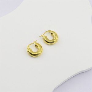 Boucles d'oreilles créoles épaisses plaquées or 18 carats, bijoux de mode - Product Image 2