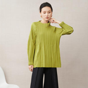 Manteau plissé fin et respirant de style coréen pour femme, col montant texturé élégant, manches à revers, vente en gros de vêtements en vrac - Product Image 2