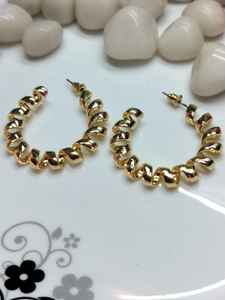 Pendientes de aro retorcidos modernos chapados en oro superventas con diseño hecho a mano para mujer - Product Image 2