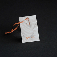Étiquettes suspendues personnalisées en papier laminé imprimées UV écologiques pour vêtements, chaussures, sacs, jouets – Conception gratuite – Mettez en valeur la grandeur de votre marque