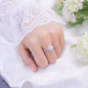 Anillo de Diamante Moissanita de Plata de Ley 925 con Corte Brillante para Compromiso, Boda y Ocasiones Especiales - Product Image 1