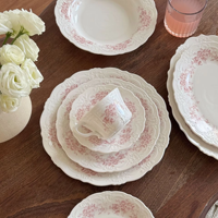 Ensemble de tasses et d'assiettes en céramique à imprimé floral rose baroque européen avec un design en dentelle en relief, ensemble d'assiettes à dîner vintage pour mariage