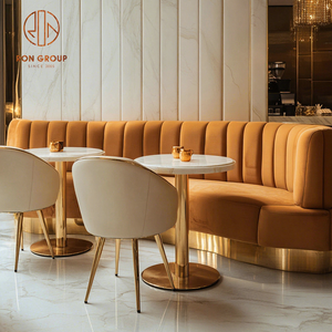 Meubles de restaurant de café de luxe, tables rondes en marbre, chaises pâles et ensemble de canapé en velours orange pour la salle à manger du café - Product Image 1