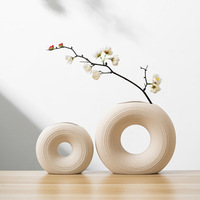 Vase en céramique blanc mat ajouré de style nordique ARM LVG, récipient d'art contemporain en porcelaine pour la maison