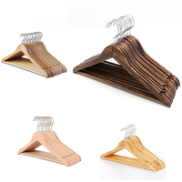 Cintre pour costume en bois naturel lisse avec barre antidérapante pour pantalon