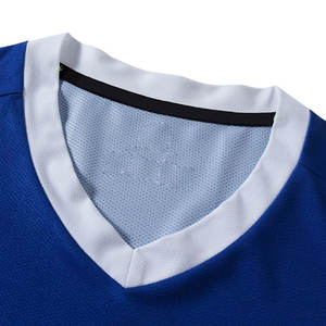 Uniformes de fútbol elegantes con colores llamativos, tela transpirable y corte deportivo que garantiza una ajuste atlético para los jugadores. Uniformes de fútbol 100% poliéster. - Product Image 4