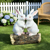 Statue en résine de lapins blancs s'embrassant - Design sur base en bois, décoration romantique adorable pour les jardins, les parterres de fleurs et les coins de patio