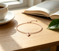 Bracelet fin et délicat avec pendentif triangle en acier inoxydable, chaîne minimaliste empilable pour femme, bijou à porter au quotidien, cadeau
