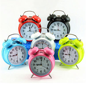 Reloj analógico de cuarzo con pilas Reloj despertador de campana doble con timbre extra más fuerte con luz nocturna para personas que duermen mucho - Product Image 1