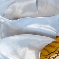 Tissu en satin de soie 100% polyester teint en plusieurs couleurs blanc vert bleu personnalisable en stock pour la literie