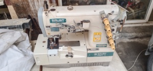 Machine à coudre interlock haute vitesse à trois aiguilles et cinq fils F007 pour t-shirts et jeans - Product Image 2