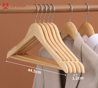 Cintres en bois personnalisés pour hôtels et blanchisseries de la marque Lavinia Hanger Factory