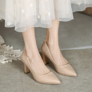 Chaussures à talons hauts à bout pointu pour femmes, en cuir, décontractées, d'été, à motif uni, <span class=keywords><strong>petit</strong></span> <span class=keywords><strong>talon</strong></span>, logo frontal, longueur ras du sol, vente en gros - Product Image 5