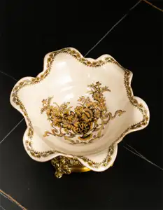 Diseño de Arte de decoración del hogar personalizado de alta calidad patrón de flores doradas base de aleación alta Frutero de cerámica