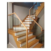 Escalier moderne standard australien et canadien avec marches en bois et verre pour intérieur