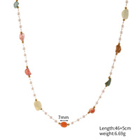 Pendentif papillon ajouré en pierre naturelle irrégulière multicolore (bleu, vert, violet) avec perles en acier inoxydable et plaqué or 14 carats – Tendance et mignon