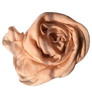 Sciarpa in <span class=keywords><strong>chiffon</strong></span> <span class=keywords><strong>di</strong></span> <span class=keywords><strong>seta</strong></span> stampata personalizzata con rotolamento a mano - Product Image 1