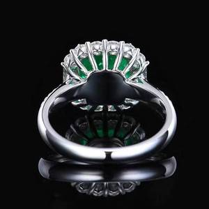 Bague de fiançailles vintage en émeraude naturelle Panjshir, monture halo en or 18 carats avec diamants baguette latéraux et tige pavée de diamants. - Product Image 4