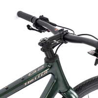 Vélo de course hybride en alliage d'aluminium 700C avec fourche en carbone, guidon plat, freins à disque hydrauliques à axe traversant, 30 vitesses