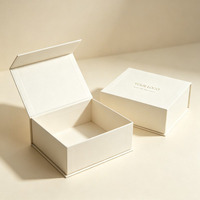 Boîte à fermeture magnétique beige cassé personnalisée avec logo estampé à chaud or, boîte à parfum de luxe, emballage de parfum à couvercle rabattable