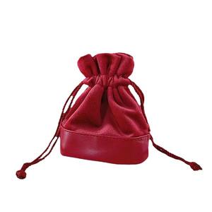 Bolsa de terciopelo rojo de lujo con logotipo personalizado para regalo de boda, con cordón y base redonda para collar - Product Image 1