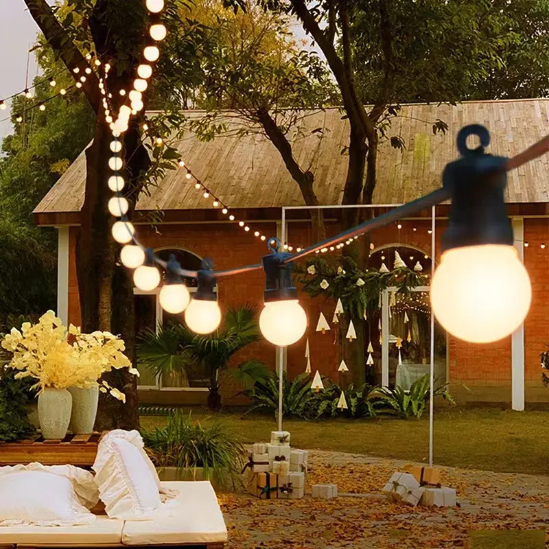 Le corde della lampadina ledG50 impermeabili all'aperto decorano l'illuminazione festiva del giardino di nozze di natale