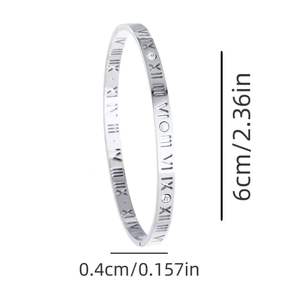 سوار نسائي فاخر مطلي بالذهب عيار 18 من الفولاذ المقاوم للصدأ بتصميم مقاوم للماء مع زركونيا مرصعة بالأرقام الرومانية للهدايا - Product Image 2