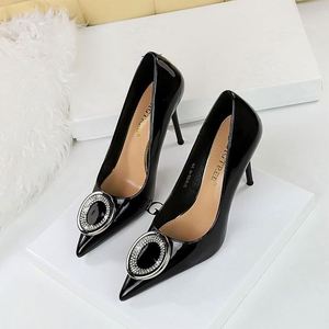 Chaussures à talons hauts pour femmes européennes et américaines Chaussures pour femmes pointues à <span class=keywords><strong>bouche</strong></span> peu profonde en cuir verni brillant - Product Image 5