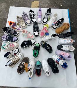 รองเท้าลำลองคุณภาพดี ลดราคา  ส่งแบบคละแบบ สุ่มลาย ผลิตในจีน - Product Image 3