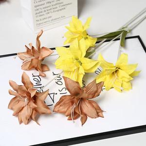 Flores Artificiales Blancas Nuevas al por Mayor de Fábrica, Lirios Arcoíris y Morados de 3 Cabezas para Pascua, Navidad y Graduaciones - Product Image 5