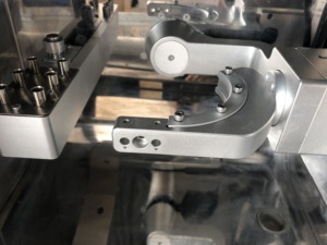 آلة طحن خماسية المحاور عالية الكفاءة لمختبرات طب الأسنان لمعالجة الزركونيا والمواد المعدنية بمصدر طاقة كهربائي - Product Image 6