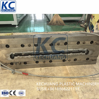 Machine de production de panneaux muraux décoratifs en PVC à double extrudeuse multifonctionnelle pour la décoration intérieure