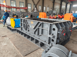 Concasseur à double rouleau denté haute capacité et durable avec moteur AC, boîte <span class=keywords><strong>de</strong></span> vitesses et pompe pour matériaux collants et humides, idéal pour l'exploitation minière et les carrières - Product Image 3