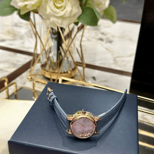 Montre à quartz pour femme avec cadran rond, détails en cristal flottant et bracelet en cuir texturé pour un style polyvalent Chopards - Product Image 2