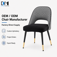 Chaise de salle à manger rembourrée moderne DM avec dossier ouvert arqué, coussin épais, pieds en métal noir et embouts dorés