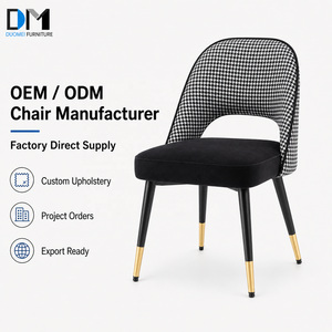 <span class=keywords><strong>Chaise</strong></span> de <span class=keywords><strong>salle</strong></span> à <span class=keywords><strong>manger</strong></span> rembourrée moderne DM avec dossier ouvert arqué, coussin épais, pieds en métal <span class=keywords><strong>noir</strong></span> et embouts dorés - Product Image 1